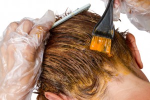 Frau färbt sich Haare selber