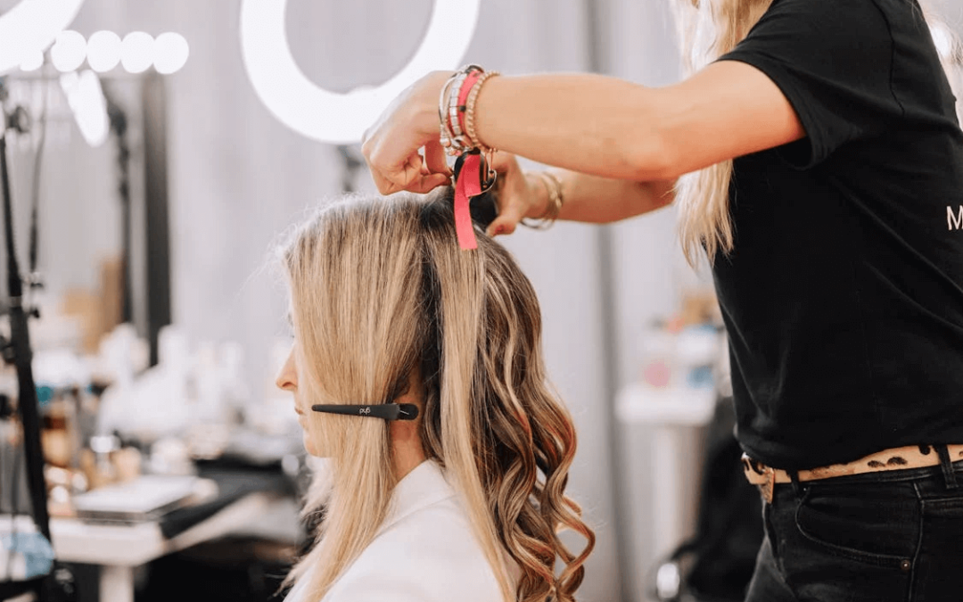 Friseurin Schneidet Kundin die Haare